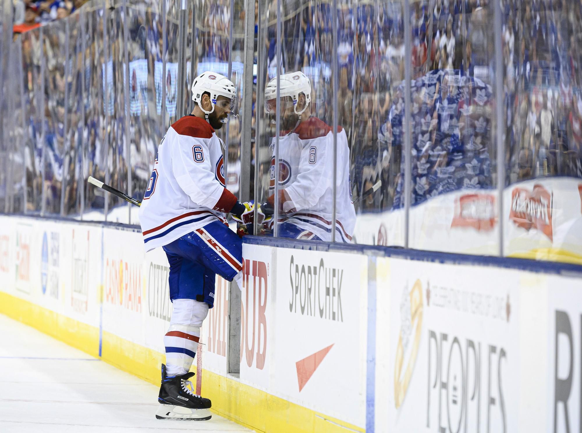 Shea Weber v drese Montrealu Canadiens odchádza na trestnú lavicu.