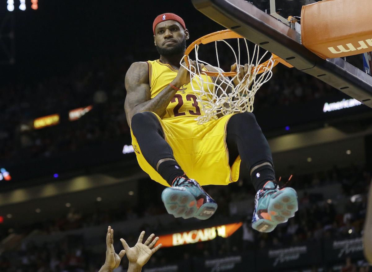 LeBron James smečuje do koša v zápase zámorskej basketbalovej NBA.