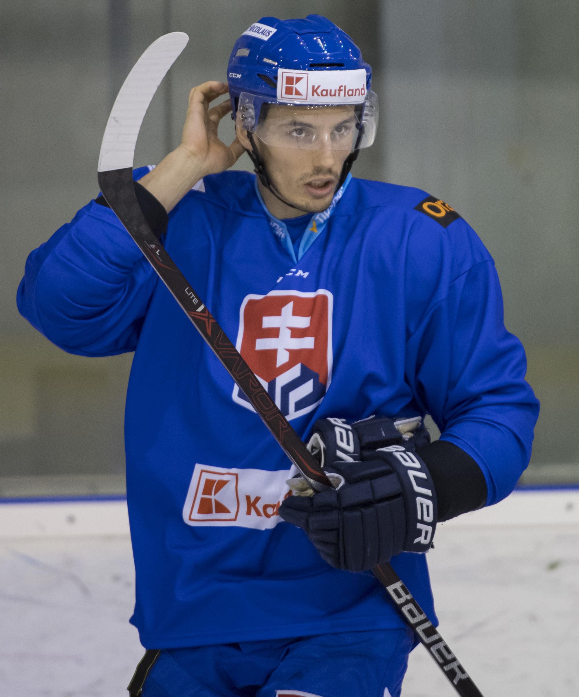 Útočník Branislav Rapáč počas tréningu na zraze slovenskej hokejovej reprezentácie.