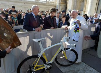 Chcete bicykel Petra Sagana? Predá vám ho pápež František