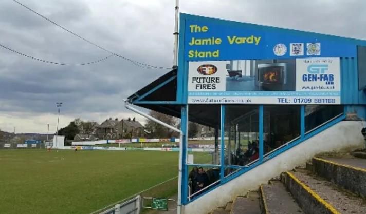 Tribúna na štadióne klubu Stocksbridge Park Steels.