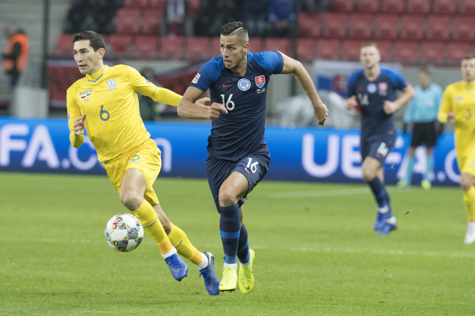 David Hancko (Slovensko) a vľavo Taras Stepanenko (Ukrajina)