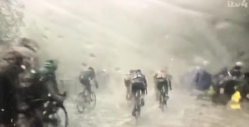 Strašné podmienky na Critérium du Dauphiné, cyklisti vyzývajú UCI k ráznym krokom