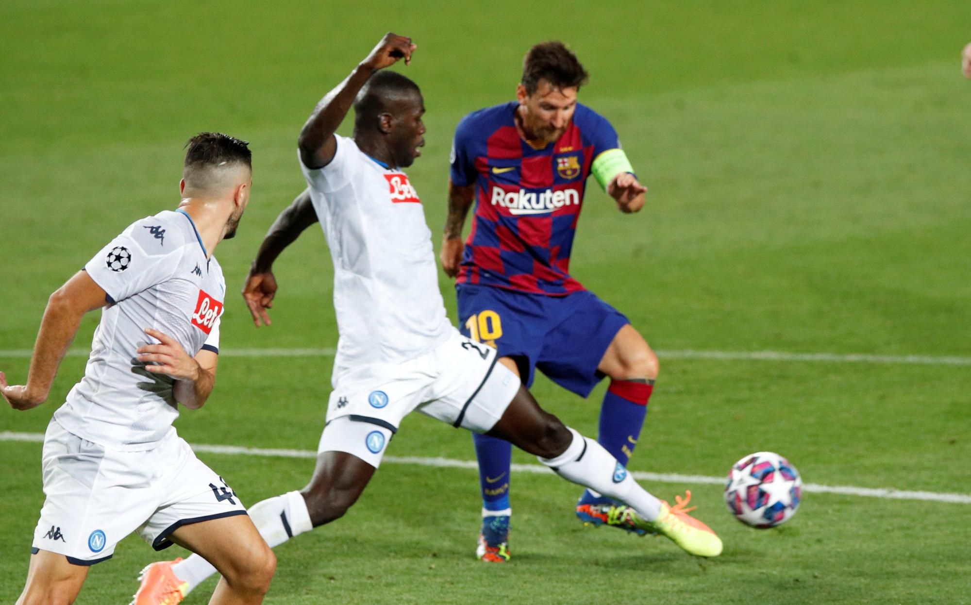 Kalidou Koulibaly (SSC Neapol) a Lionel Messi  (FC Barcelona) v súboji