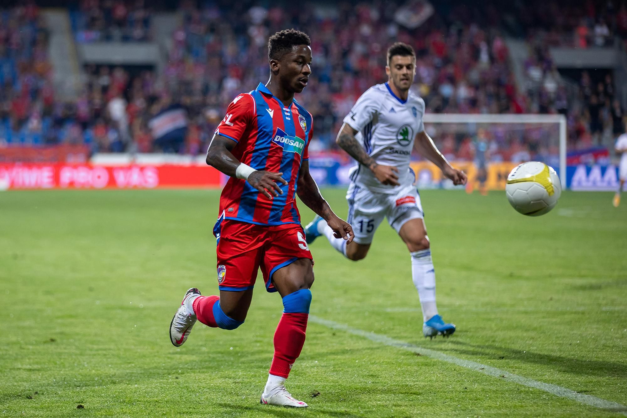 Adriel Ba Loua  (FC Viktoria Plzeň) a v pozadí Róbert Mazáň (FK Mladá Bolelsav)