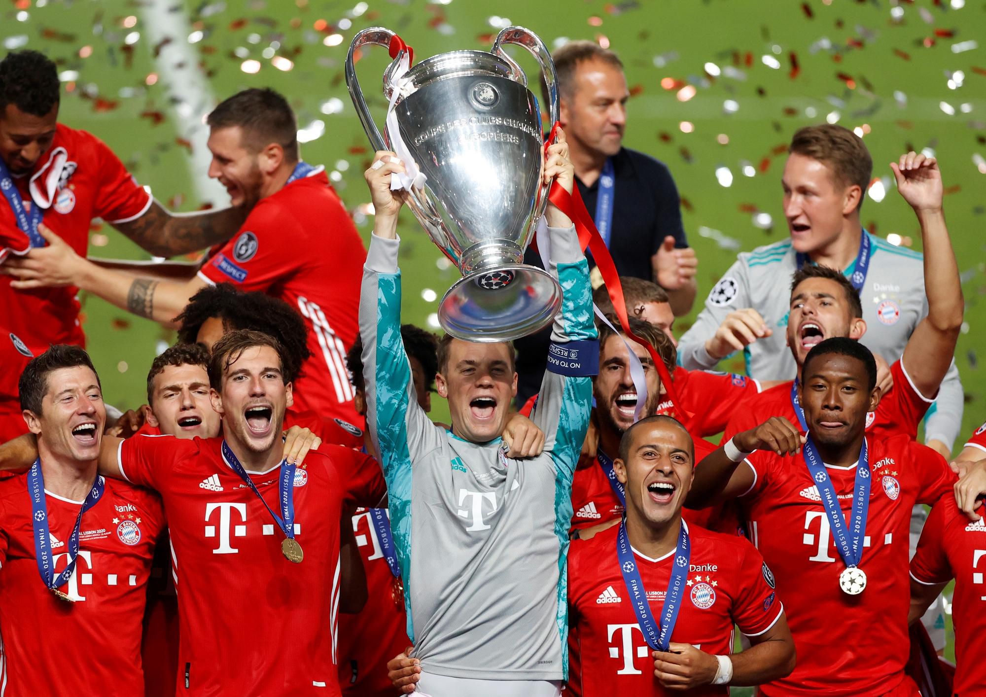Hráči Bayernu Mníchov oslavujú triumf v Lige majstrov 2019/20