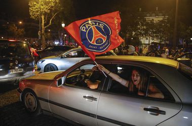 Futbalisti oslavovali v šatni, fanúšikovia v uliciach. Neymar napísal odkaz
