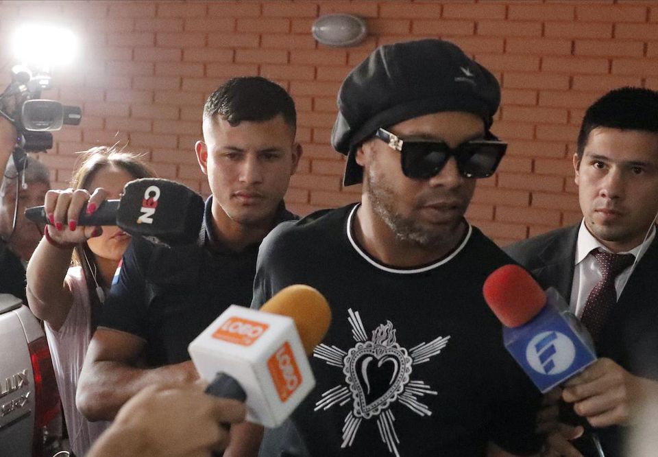 Bývalý brazílsky futbalista Ronaldinho pred advokátskou kanceláriou.