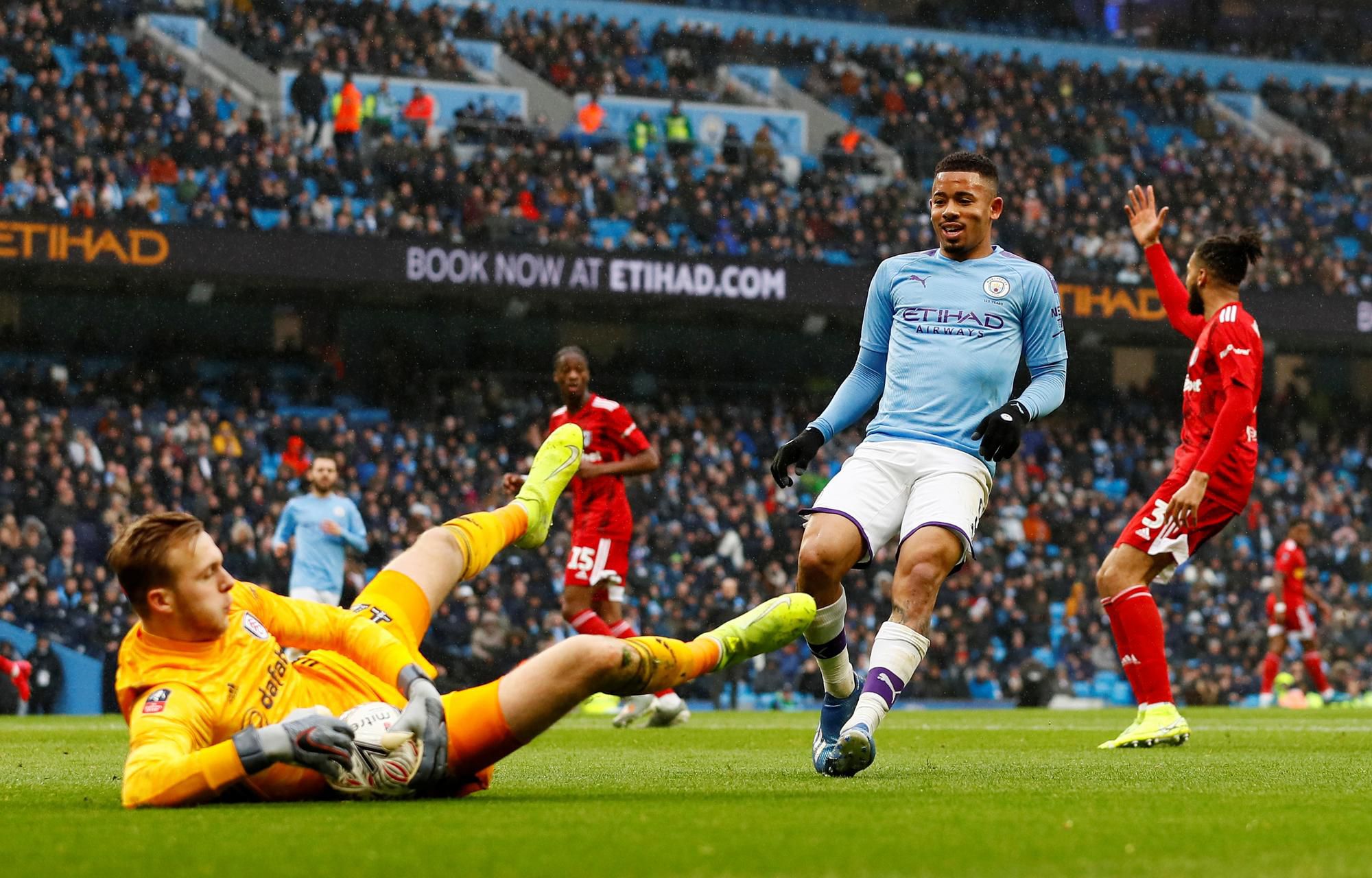 Marek Rodák v súboji s Manchestrom City v FA Cupe.