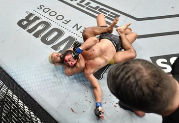 UFC má nového šampióna v mušej váhe. Figueiredo zničil súpera, v závere ho „uškrtil“