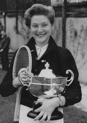 Zomrela víťazka Roland Garros a Wimbledonu Angela Buxtonová