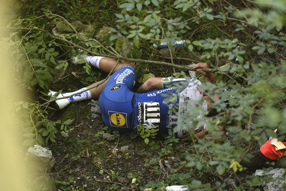 Remco Evenepoel leží na zemi po páde v cyklistických pretekoch Okolo Lombardska.