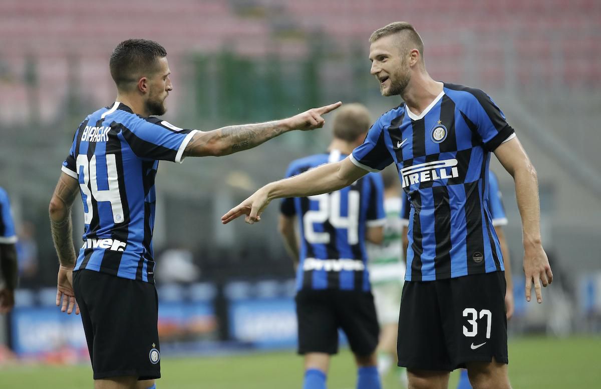 Hráč Interu Miláno Cristiano Biraghi (vľavo) oslavuje so spoluhráčom Slovákom Milanom Škriniarom.
