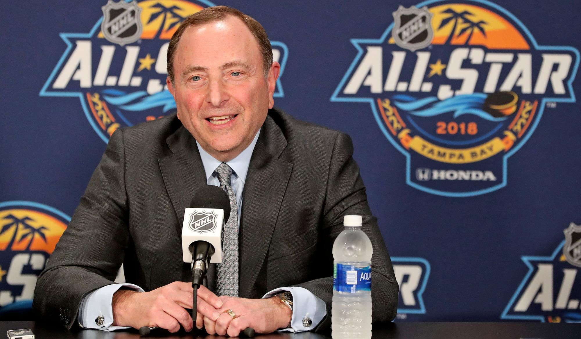 Komisár NHL Gary Bettman.