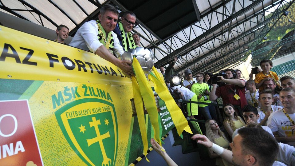 Majiteľ klubu MŠK Žilina Jozef Antošík a hráči MŠK Žilina sa spoločne radujú zo zisku trofej pre majstra Fortuna ligy.