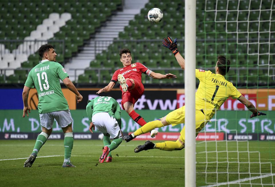 Stredopoliar Leverkusenu Kai Havertz strieľa úvodný gól v zápase 26. kola futbalovej nemeckej bundesligy Werder Brémy - Bayer Leverkusen.