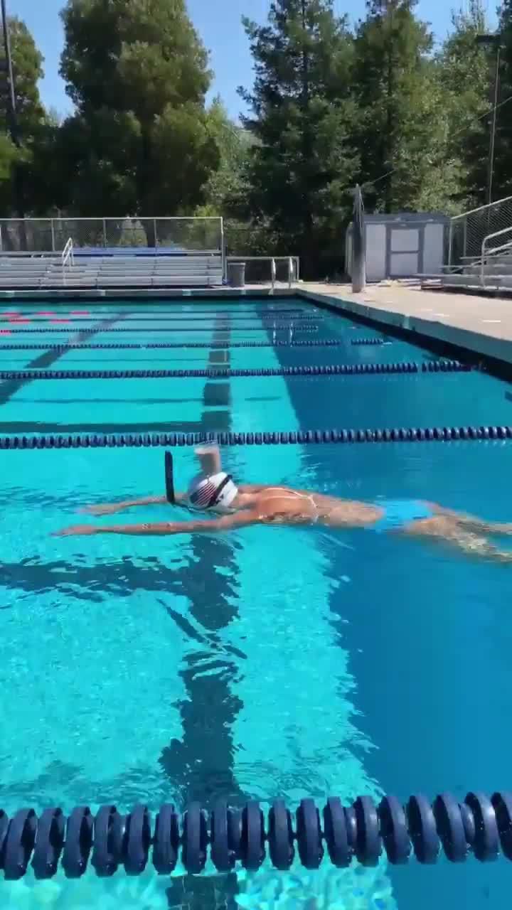 VIDEO: Olympijská šampiónka ukázala neskutočnú stabilitu počas plávania