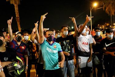 Zuriví fanúšikovia Barcelony protestujú proti prezidentovi klubu, Bartomeuovi smerovali obscénne gestá