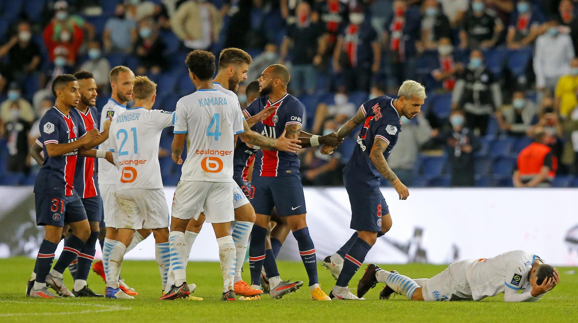 Potýčka medzihráčmi PSG a Olympique Marseille.