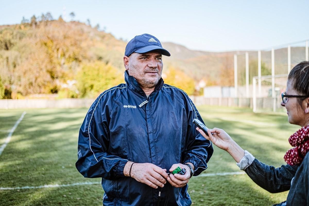 Mikuláš Radványi počas prvého tréningu s hráčmi FK Pohronie.