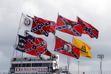 Konfederačné vlajky boli bežným symbolom počas pretekov, vedenie NASCAR ich teraz zakázalo