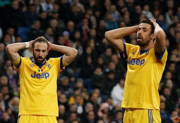 Pirlo už robí škrty v kádri, Juventus rokuje s dvojicou hráčov o ukončení ich zmlúv