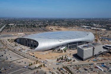 NFL: Štadión v Los Angeles sa otvorí podľa plánu