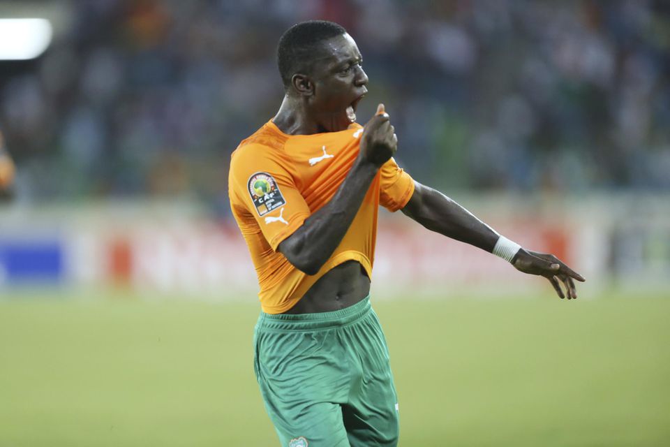 Hráč Pobrežia Slonoviny Max Alain Gradel oslavuje gól.