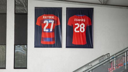 Viktoria Plzeň si uctila Mariána Čišovského, žiadny futbalista si už neoblečie dres s číslom 28