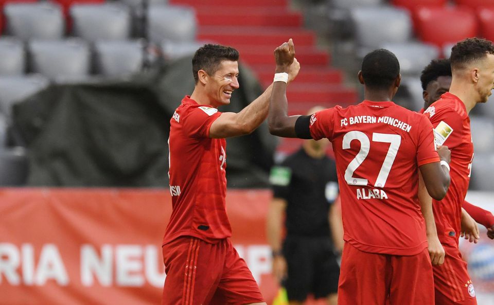 Robert Lewandowski a David Alaba po góle za Bayern Mníchov