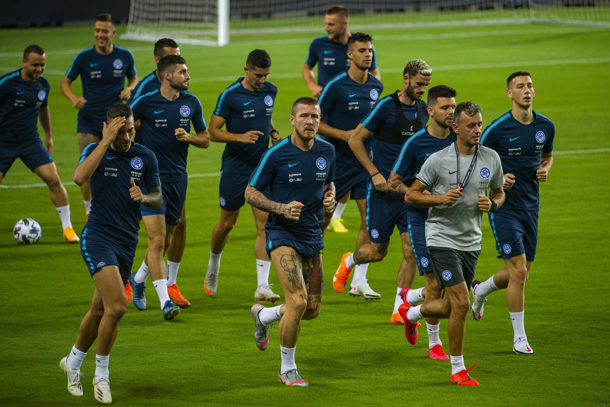 Slovenskí futbalisti počas nedeľňajšieho tréningu.