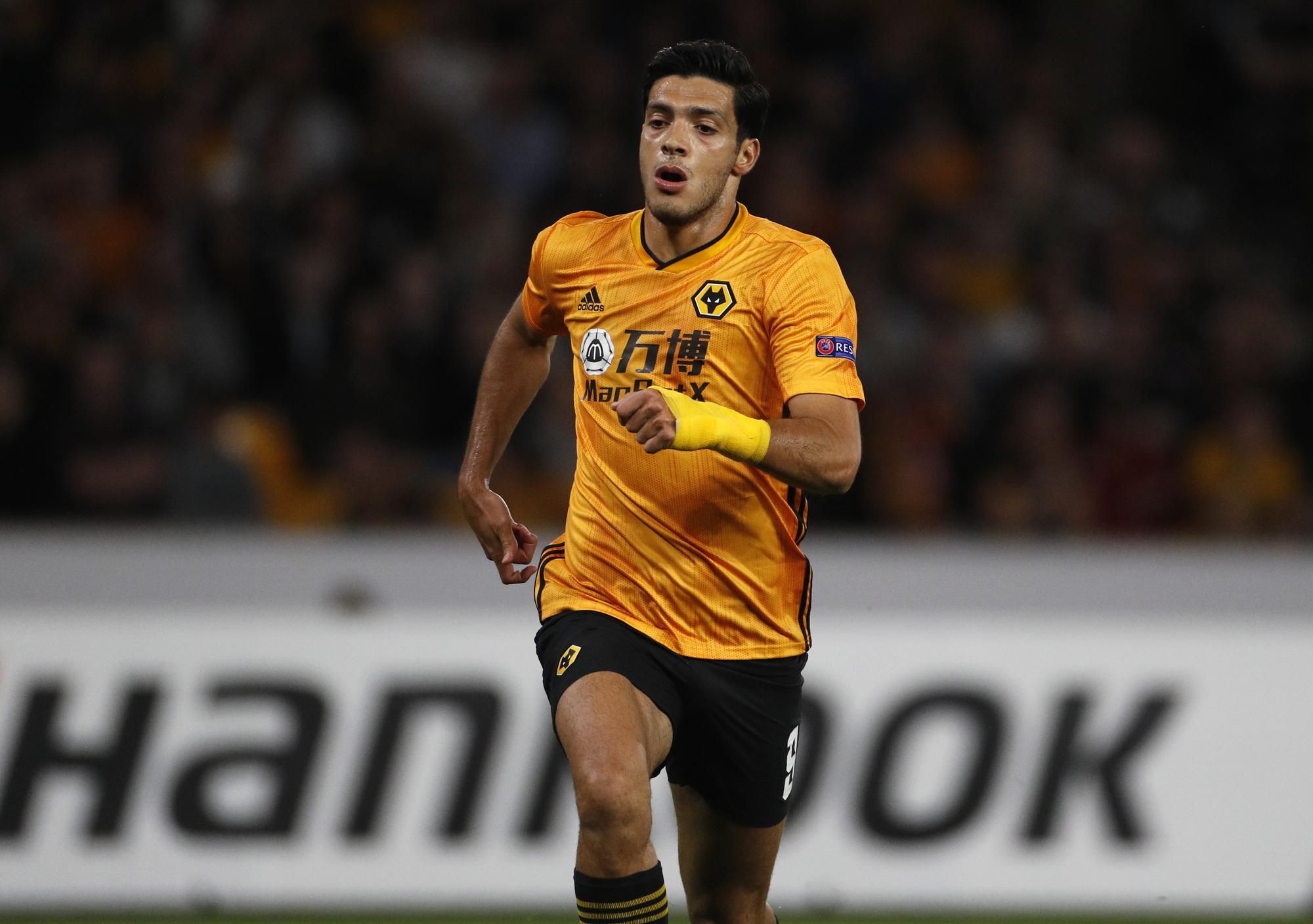 Raúl Jiménez v drese Wolverhamptonu Wanderers.