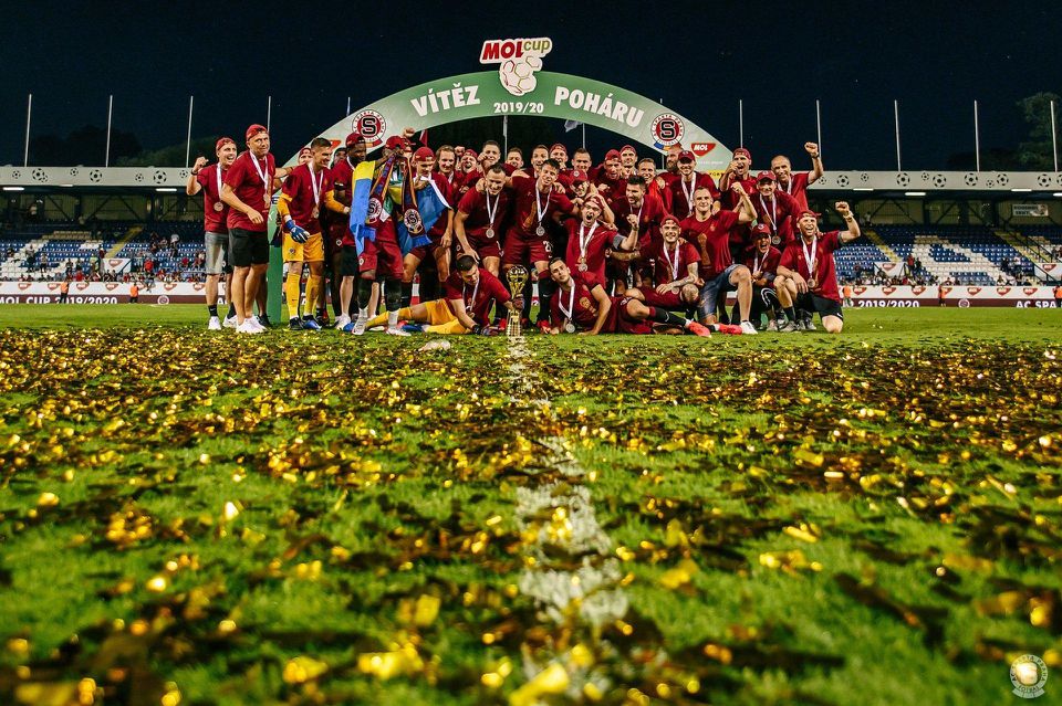 Sparta Praha oslávila výhru v MOL Cupe.
