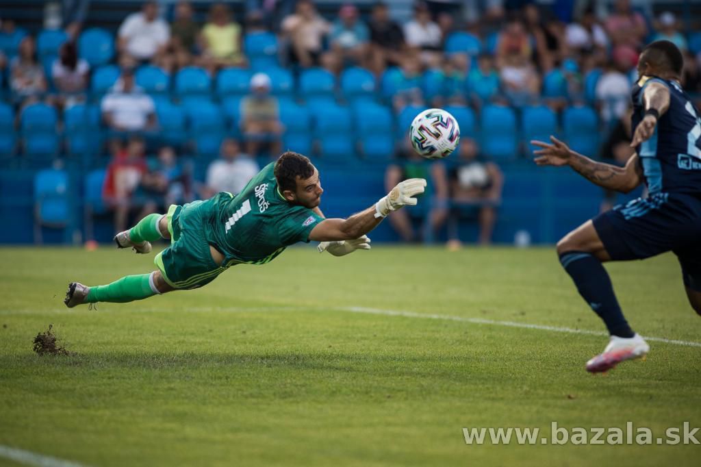 Dávid Šípoš zasahuje v dueli proti Slovanu Bratislava.