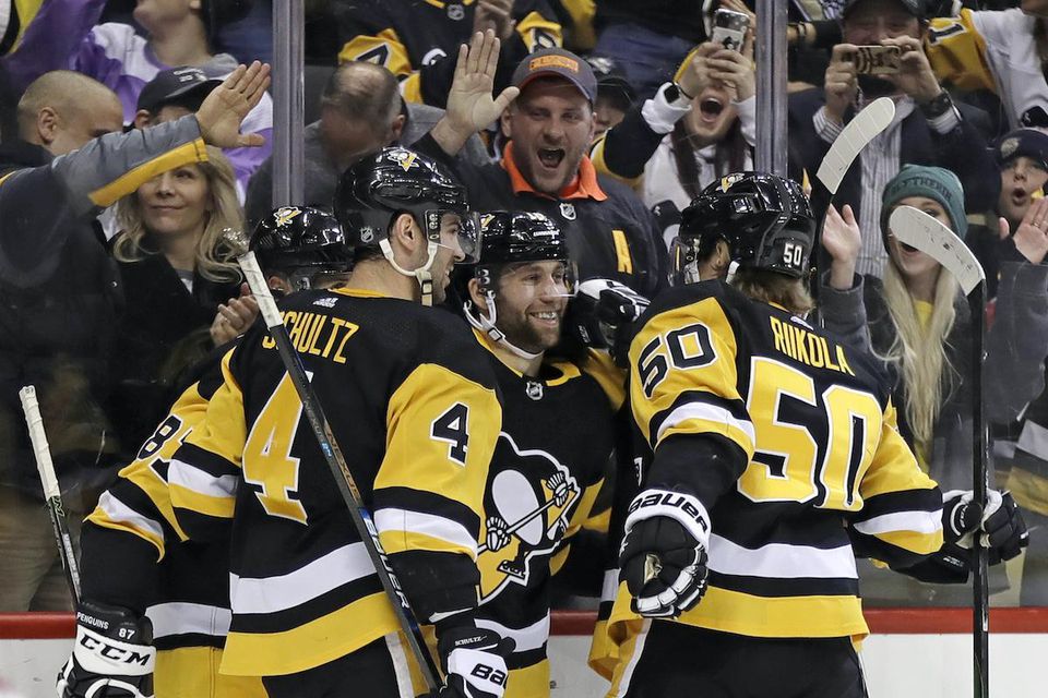 Hráč Pittsburghu Penguins Jason Zucker (uprostred) oslavuje so spoluhráčmi gól.