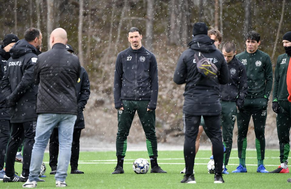 Švédsky futbalista Zlatan Ibrahimovič z AC Milána počas tréningu so švédskym tímom Hammarby.