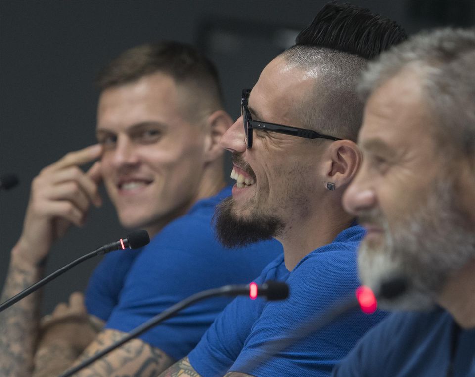 Slovenskí futbaloví reprezentanti zľava Martin Škrtel, Marek Hamšík a tréner Pavel Hapal
