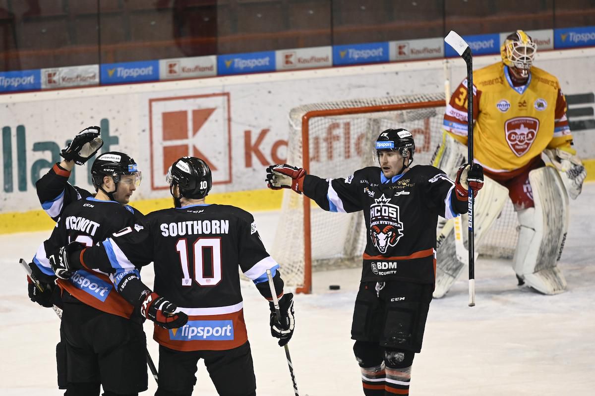 Hráči HC'05 iClinic Banská Bystrica sa tešia po góle spoluhráča Jordana Hickmotta (uprostred).