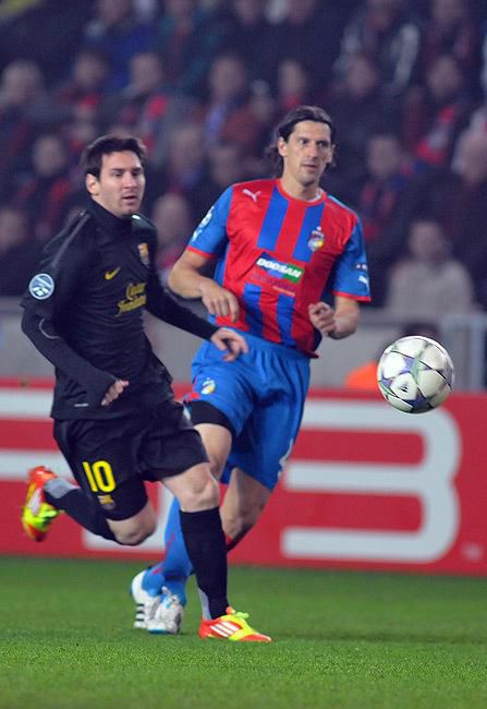 Tak ako si ho všetci budeme pamätať, v plnom nasadení na trávniku, vľavo Lionel Messi.