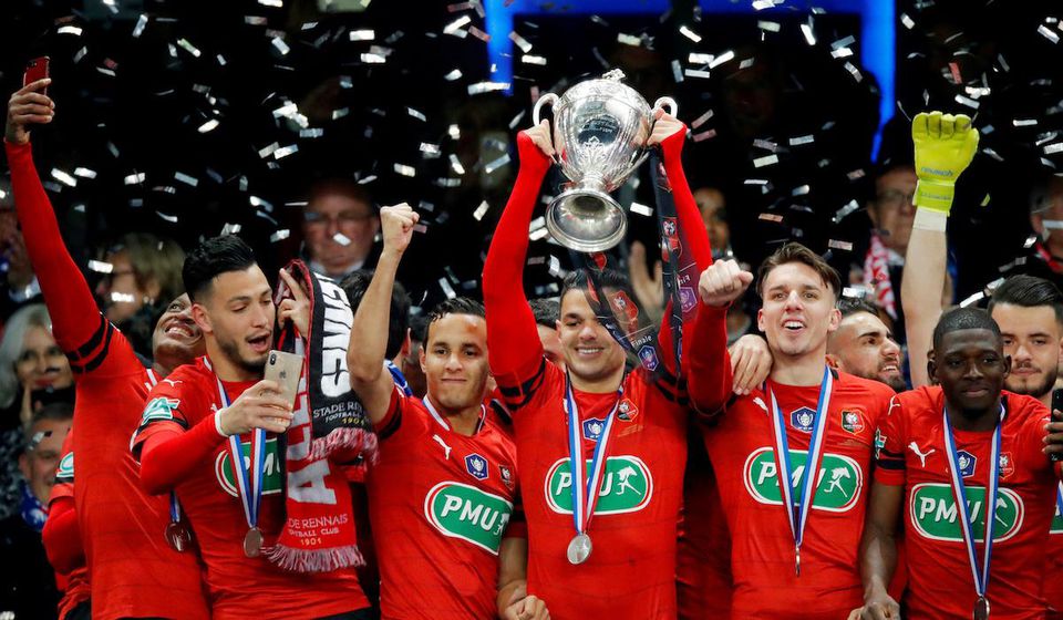 Futbalisti Stade Rennes oslavujú víťazstvo vo Francúzsko pohári.
