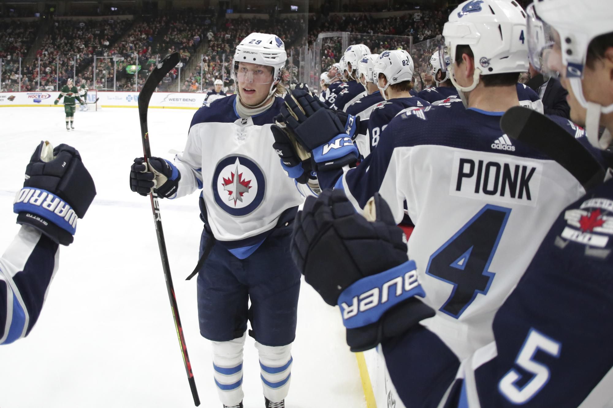 Patrik Laine z Winnipegu Jets sa so spoluhráčmi teší z gólu.