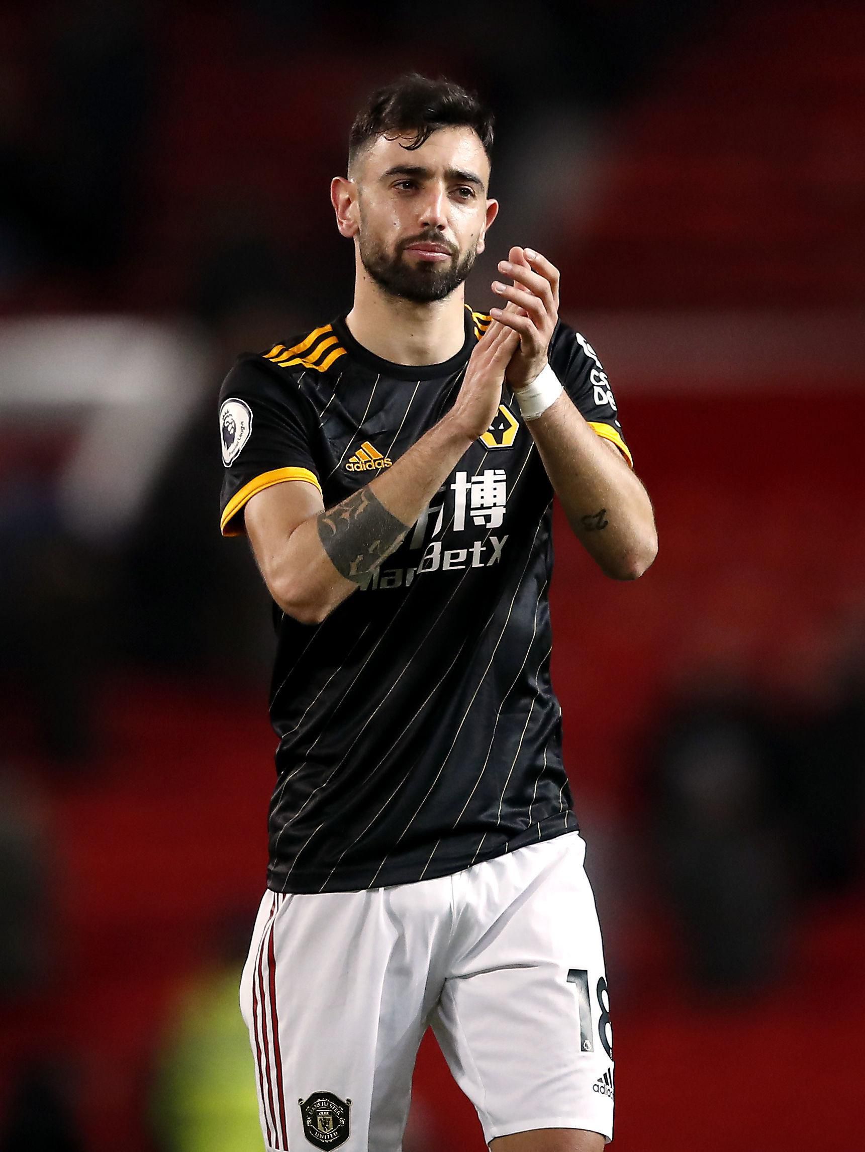 Bruno Fernandes z Manchestru United v drese Wolverhampton Wanderers.