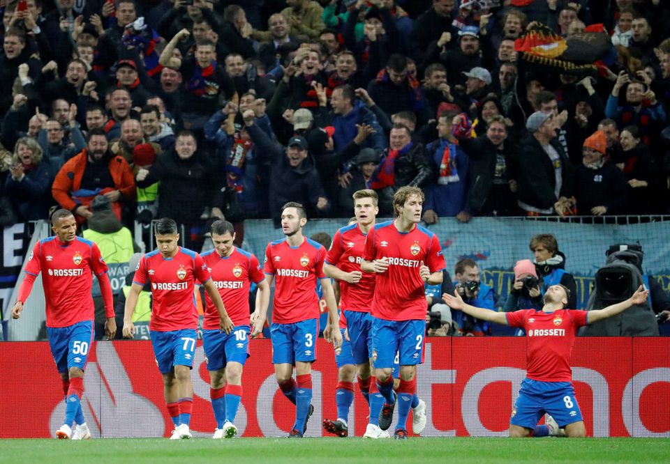 hráči CSKA Moskva sa tešia z gólu