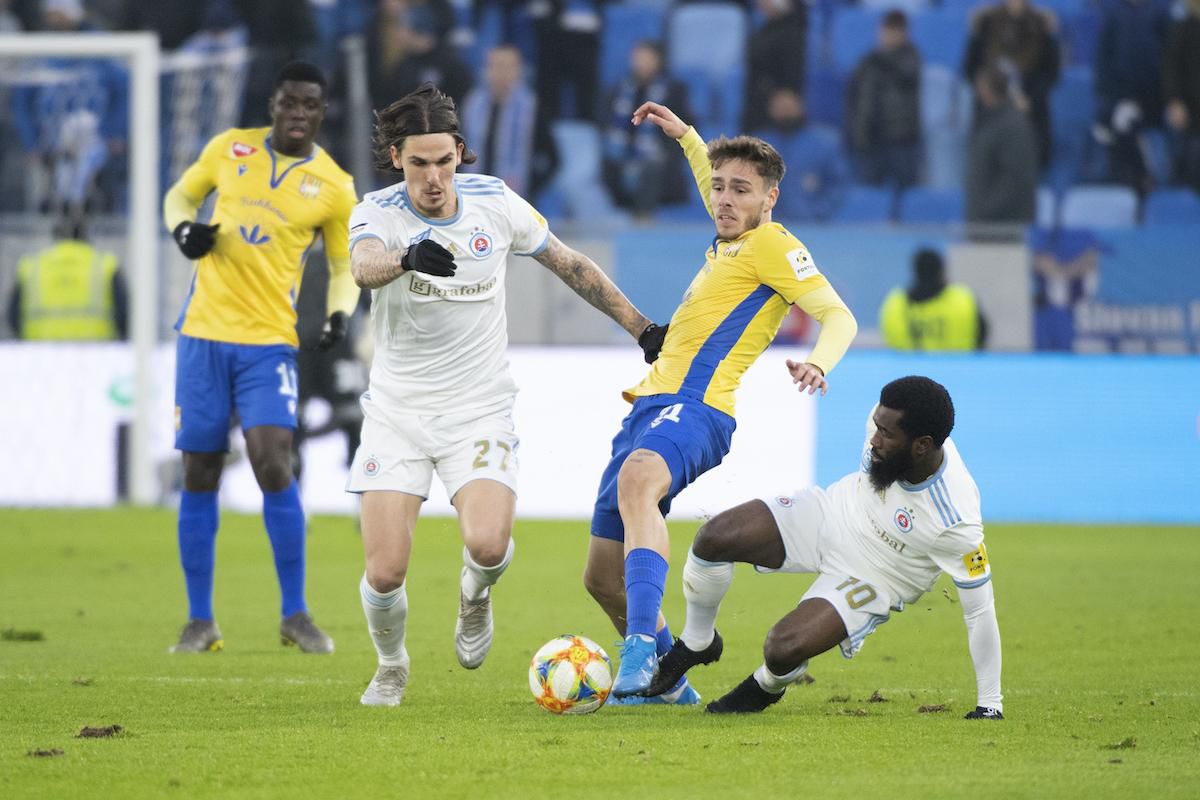 Ibrahim Rabiu (Slovan), Andrej Fábry (DAC) a David Holman (Slovan).