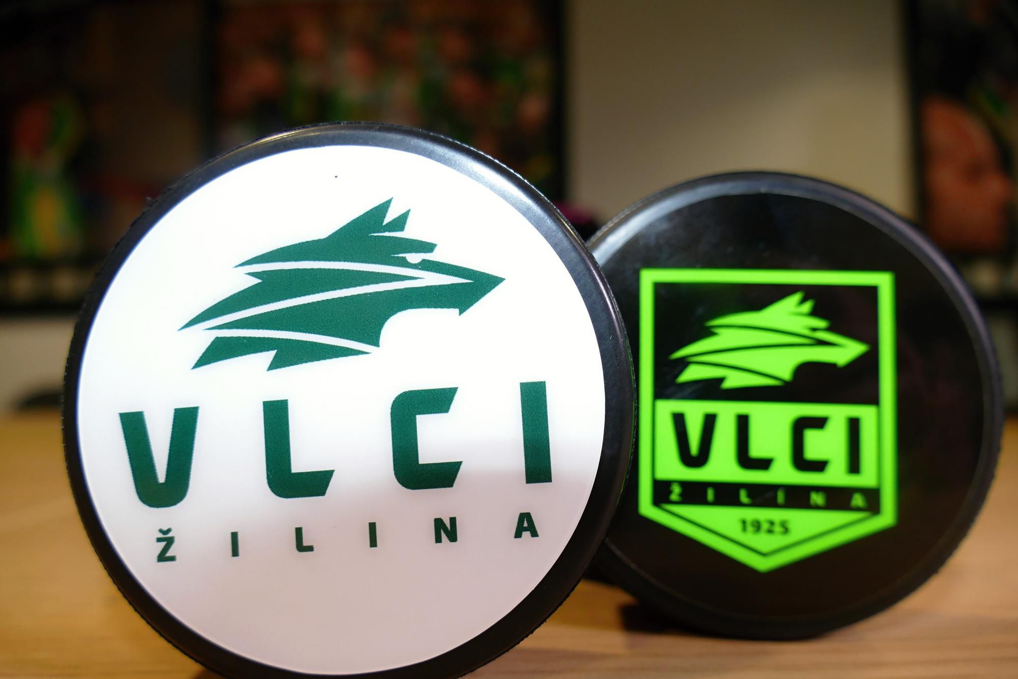 hokejové puky s novým logom a názvom žilinského hokejového klubu Vlci Žilina