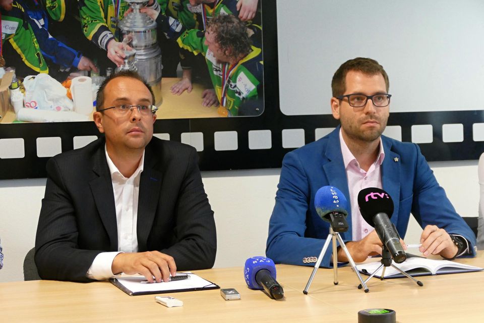 vľavo predseda hokejového klubu Vlci Žilina a.s Rastislav Chovanec a podpredseda Vlci Žilina a.s  Maroš Jakubek