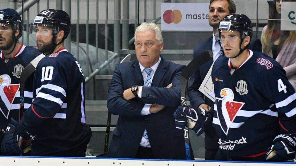 tréner Miloš Říha a hráči HC Slovan Bratislava