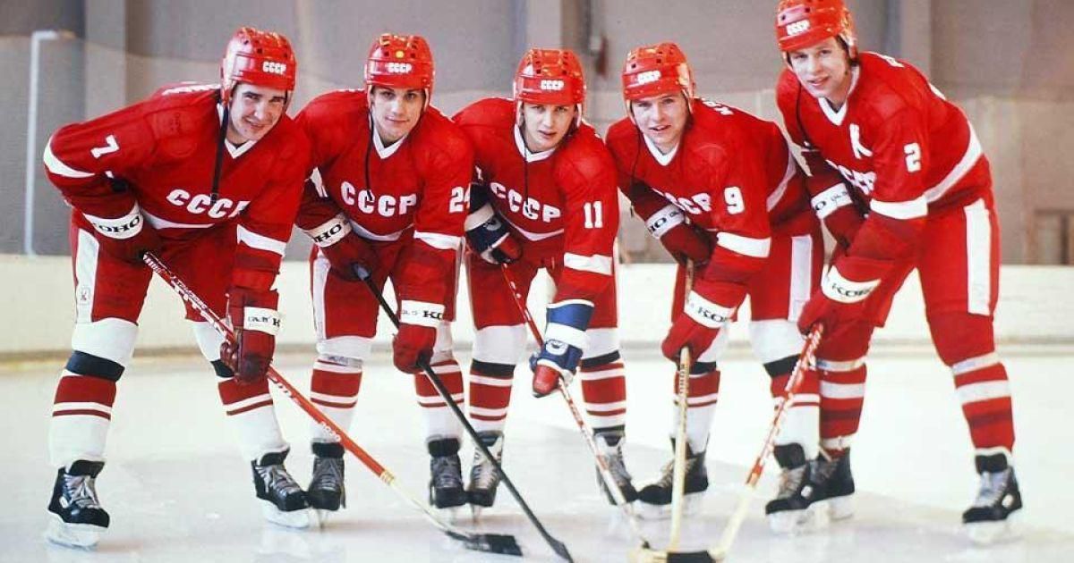 Nielen sovietska útočná formácia Makarov, Larionov, Krutov (druhý, tretí a štvrtý na snímke), ale celá päťka s obrancami Fetisovom (prvý vpravo) a Kasatanovom (prvý vľavo) patrila k tomu najlepšiemu, čo ponúkla história svetového hokeja.