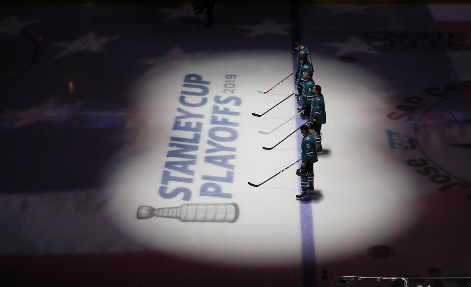 Hokejisti San Jose Sharks stoja počas hymny pred piatym zápasom finále Západnej konferencie zámorskej NHL 2019.