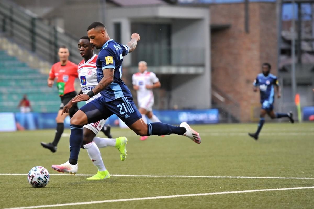 Reuben Yem (Trenčín) a Rafael Rogerio da Silva (Slovan).